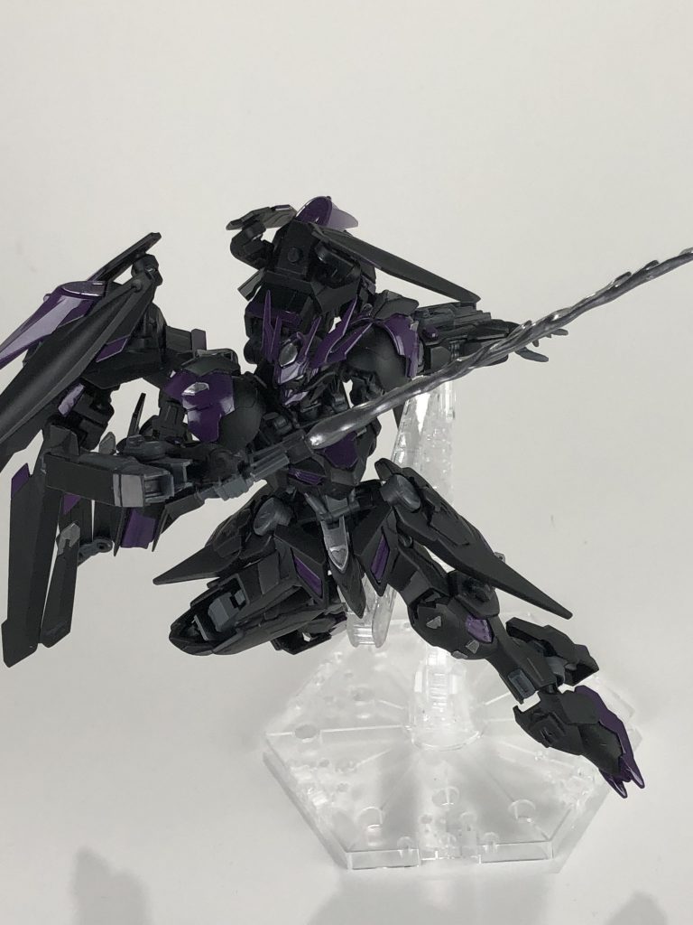 強化ビームサーベル・「フォルガレス」。バルグゼムの主武装。アストレイノーネイムのビームサーベルを元にし、通常のビームサーベルよりも高出力を実現しています。
フォルガレスはイタリア語で「雷光」のフォルゴレからとりました。