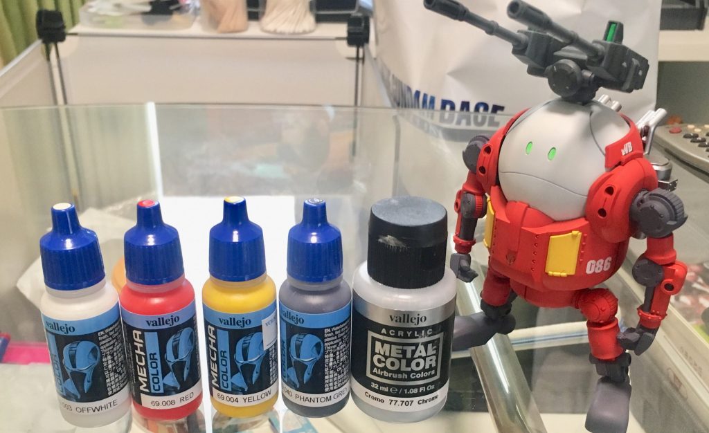 基本色はこの辺。
「ファレホ-メカカラー」
・オフホワイト
・レッド
・イエロー
・ファントムグレー
・メタルカラー-クローム
その他、下地や調色用としてピュアホワイト・オレンジ・ライトグレー等使用。
スミ入れはクレオスさんのフィルタリキッド-レイヤーバイオレットです。