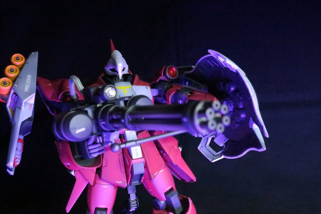 元々ギュネイ機のキットなので、武器はビルダーズウェポンのジャイアントガトリングとキットのマシンガンを組み合わせて作りました。