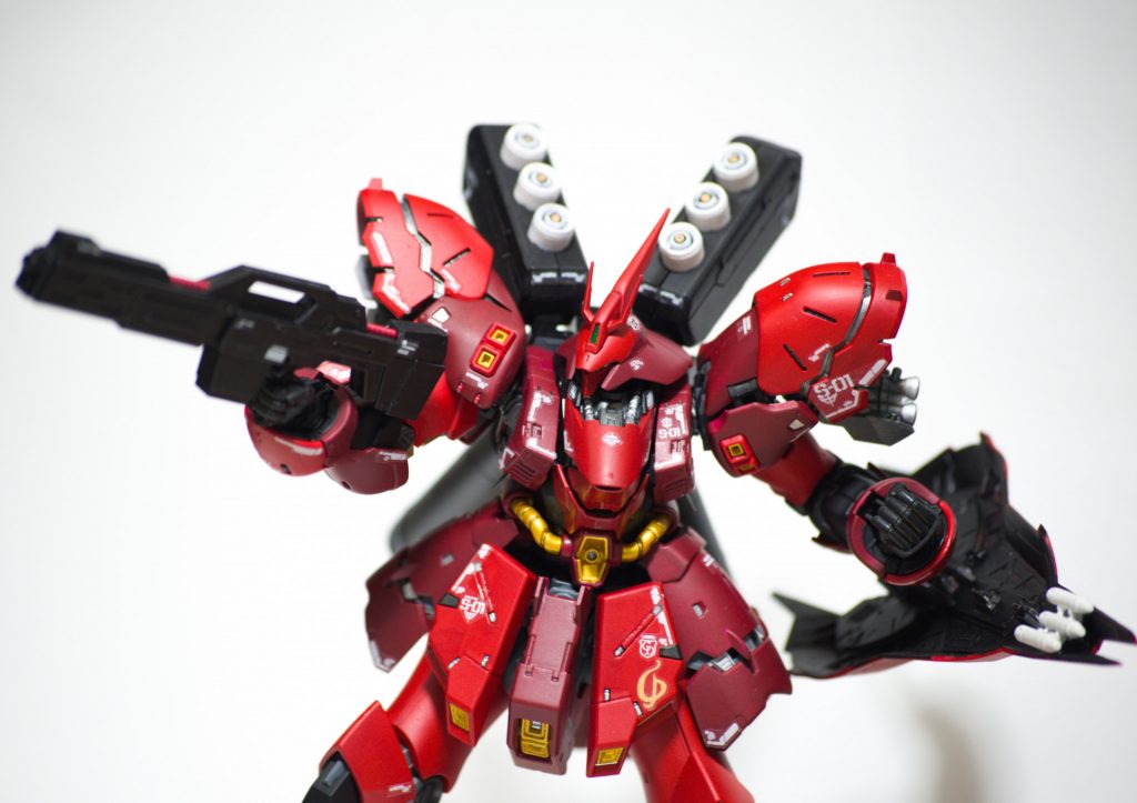 ファンネルは白とホワイトで塗装しました。白ってなんかいいな!白いサザビーにしたい笑
シールドの裏が赤だったので黒にしました!