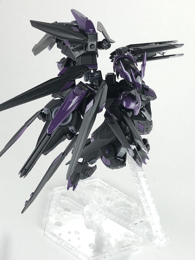 至近距離接近戦武装・「トレウォード」。ソードドラグーンを腕に3つ装着して、敵機を殴ります。マニピュレータにビームを流すことができ、ソードドラグーンをレールに見立てマニピュレータからビームを発射することもできます。
トレウォードはイタリア語の「雷鳴」と3の造語です。