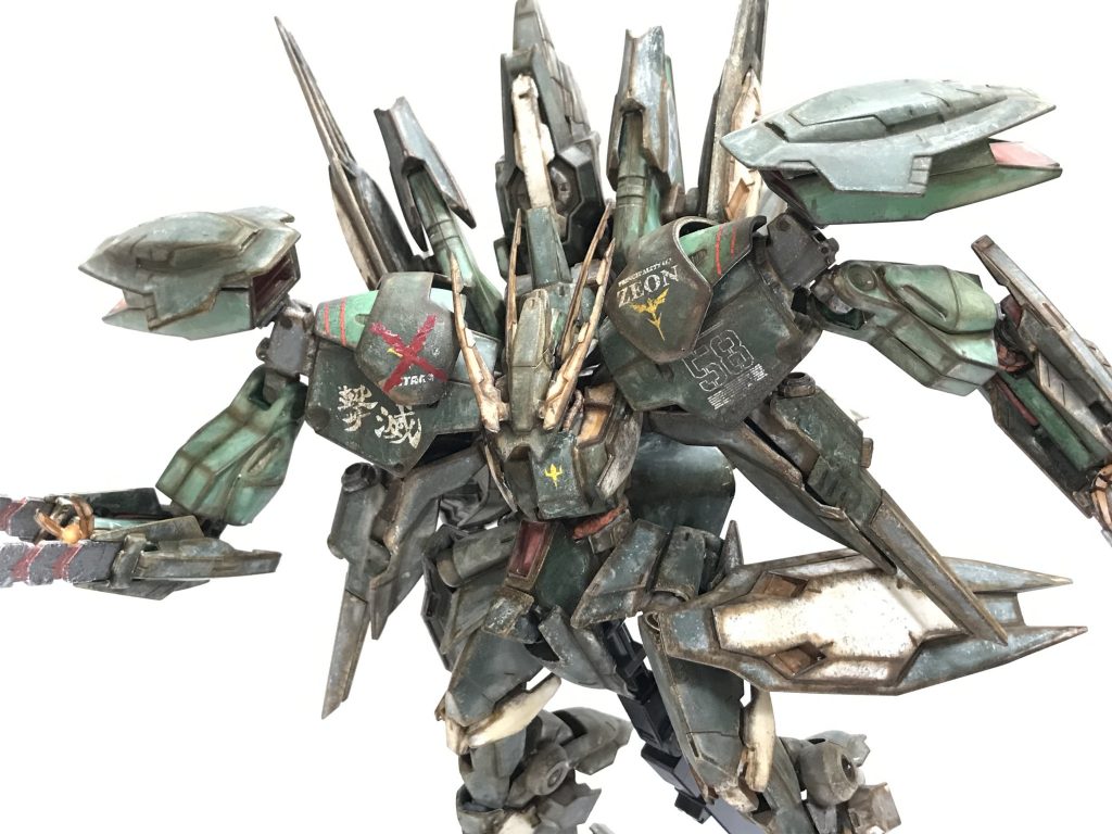 実は脇下にあるバインダーにはフォーエバーガンダムのファンネルが左右二機装備されてます。ネオジム磁石で着脱できるんですが、ちょっと一緒に写真撮影する為の台座とかを現状持ち合わせてなかったので撮影出来ませんでした^_^;