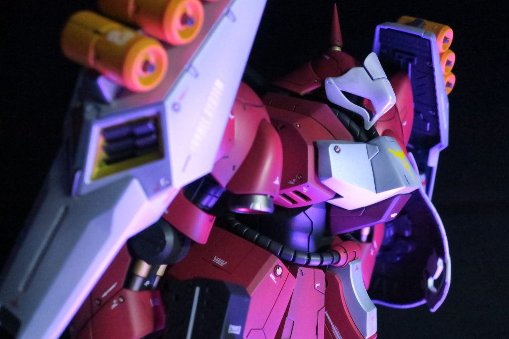 顔パーツもギュネイ機なので鳥目のモールドがありましたが、パテで埋めました。イマイチ隠しきれず、凸凹が残っています。
頭頂部のツノはビルダーズパーツのスパイクを使いました。