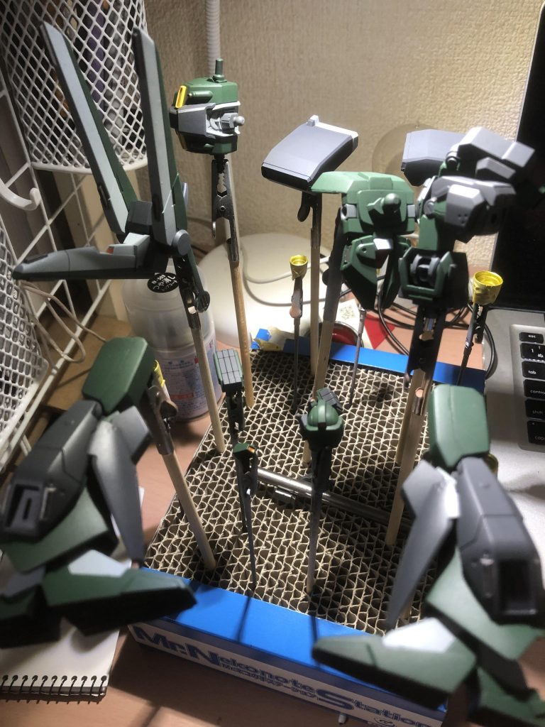 非常に作りやすく、合わせ目は肩のミサイルポッドと太腿裏の一部。
あとは肩装甲の合わせ目消しをすればオッケーでした。
面倒だったのは身体中のバーニア類でした（笑）