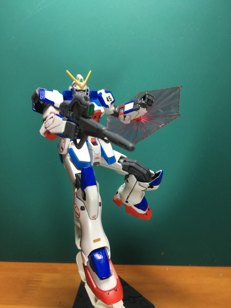 　箱絵風に1枚。左肩に貼った「45」のナンバーの意味は、ウッソ君がシャッコ―にパラグライダーをひっかけた日の日付です。取説に書いてあった情報を基に、「ウッソの運命を変えた機体」という意味を込めて貼りました。