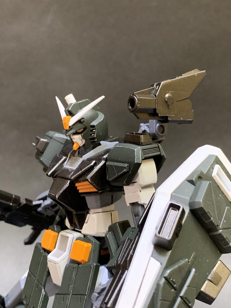 ショートバレルキャノン
主に近〜中距離の牽制に使用される実弾兵器。射程距離は短いがほぼノーモーションで発射できるため奇襲性能に優れる。