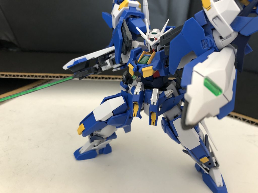 ダブルオースカイが、ディスティニー寄りのオールラウンダーだったのに対し、スバルはエクシア寄りの近接重視になっています。
武器類としては
GNソードⅢ'×1
GNソードⅡ×2
GNビームサーベル×2
ビームサーベル(スカイ)×2
GNビームピストル×2
GNシールド×1
となってます。
画像では見えにくいと思いますが、ピストルは肩のバインダーに収納されています。
他、ダブルオースカイのスカイブレイザーとスカイレガースも使用できます。