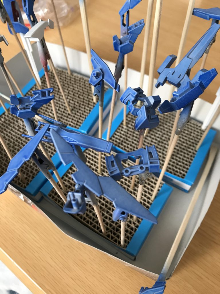 最初の青塗装。ムラだらけで絶望しました。