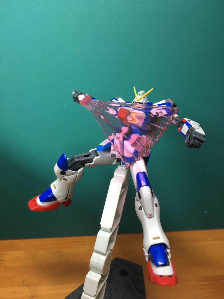 　膝アーマーは左右のダクトらしいモールドのところでスジ彫りを入れ、膝の一部を塗り分けられるようにしています。

　例によって肘と膝の関節にシルバーシールを貼っています。