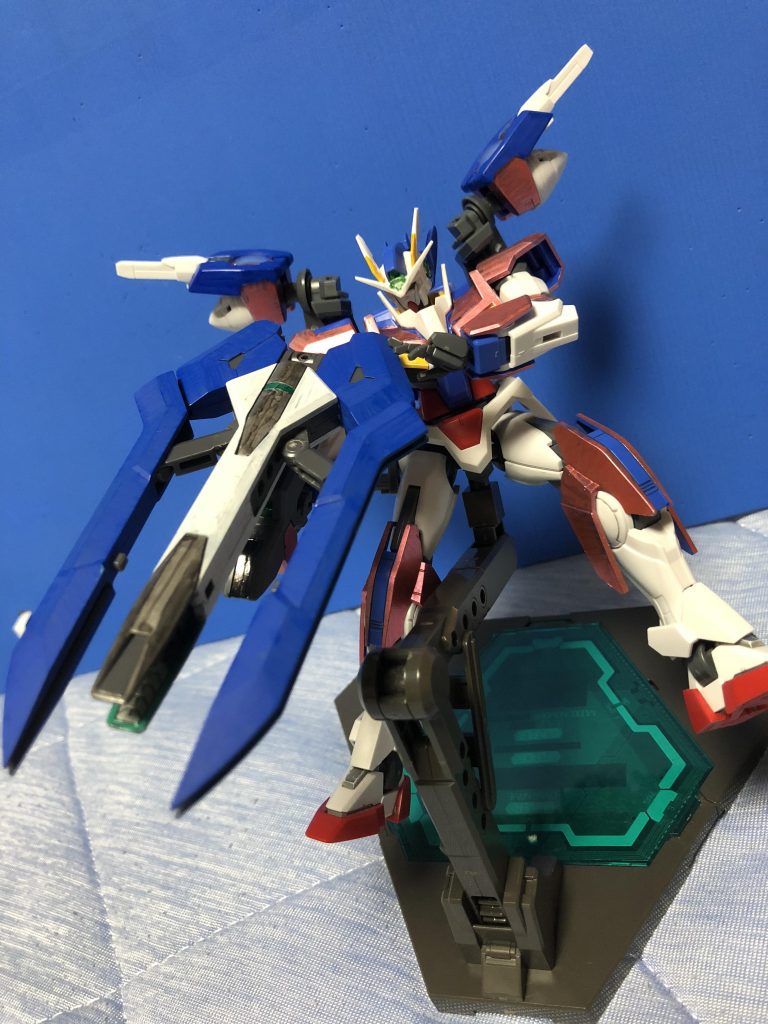 フルバースト的なモード。ダブルオークアンタのバスターライフルからヒントを得ました。出力が上がると肩のドライヴが横を向くという設定もあり。