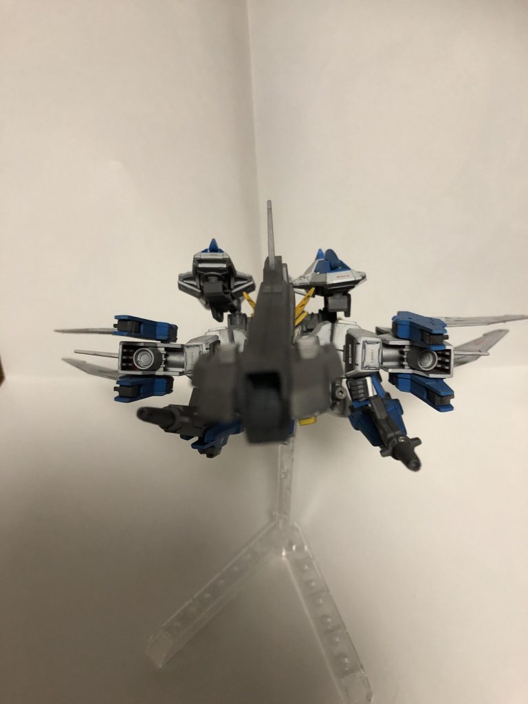 正面から
肩に加えられたビームキャノン、ドッズライフル二丁、機首のシグマシスランチャーにより集中放火を叩き込むことができる。