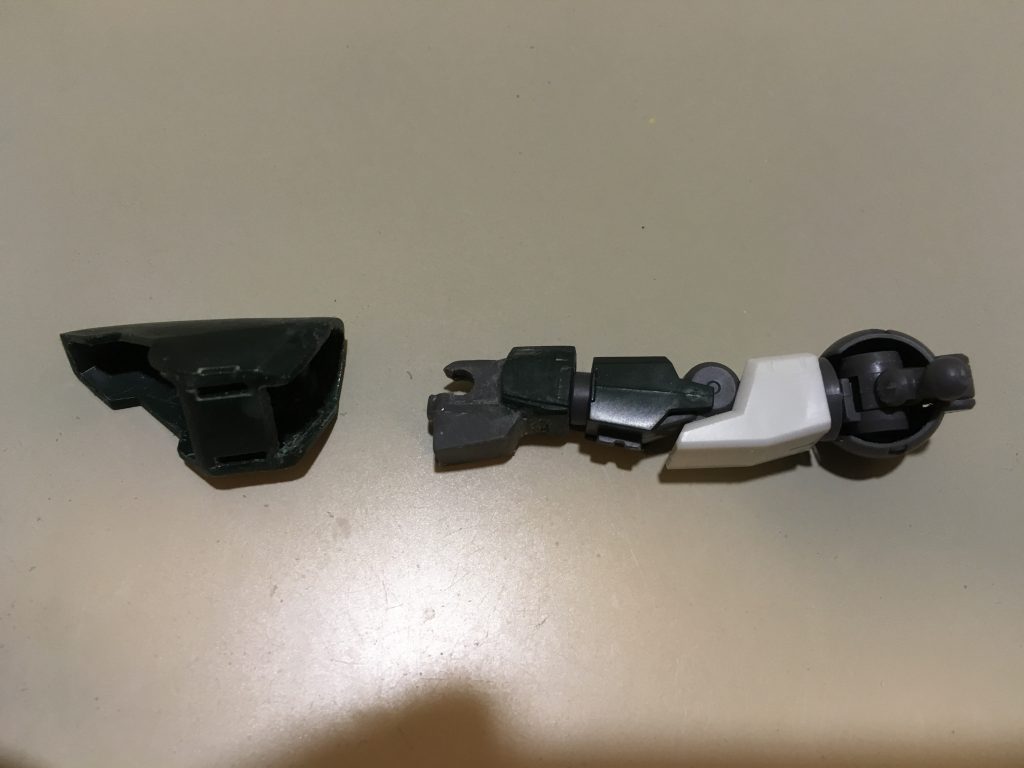 余剰するレギンレイズの太腿の装甲とシールド(?)で袖を作製しました