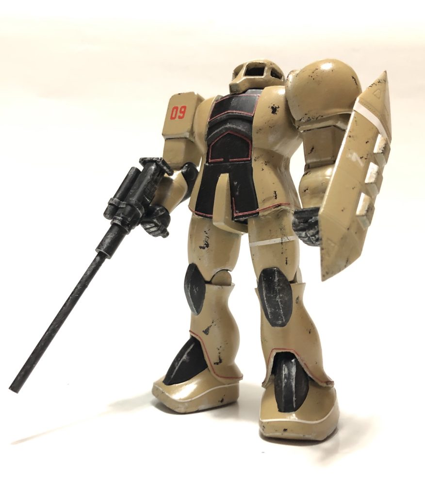 旧ザクです。
マゼラトップ砲とマゼラアタックの側面装甲をシールドに見立ててみました☆
旧式のMSと現地調達の装備の組み合わせ。
我ながらツボりました☆