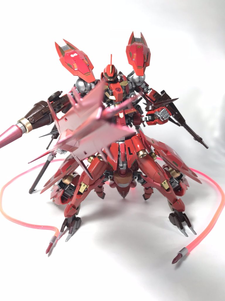 武装はグレイズで使用される物の他、ラスタルとマクマードの繋がりでガンダムに使われたテイワズ製の武装も装備している。
アスタロトオリジンで確認されるように、本機の武装にもγナノラミネートは利用され、装甲面と接触した際、ナノラミネート構造を破壊する。その為、*大型メイスの破壊力はガンダムの持つそれを凌駕する*。