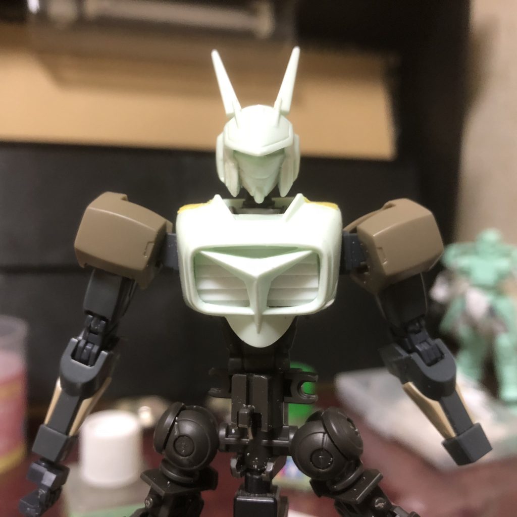 頭部はバラして 形状を整えて
胸はマーク部を残して くり抜き 内側からプラ板で作った ダクト状のパーツを取り付けています