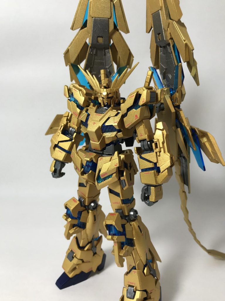 斜めから。フェネクス用のデカールを使いたかったのですが無かったので他ので代用しました。