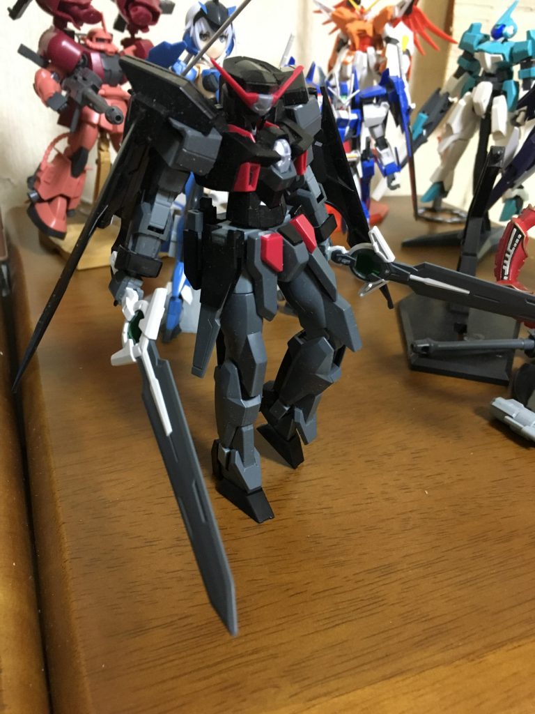 最初はダークハウンドにダイバーエースの剣をもたせたら似合うのでは?というところからスタートしました。AGE-2マグナムのパーツが多いのですが、実はダークハウンドベースです。