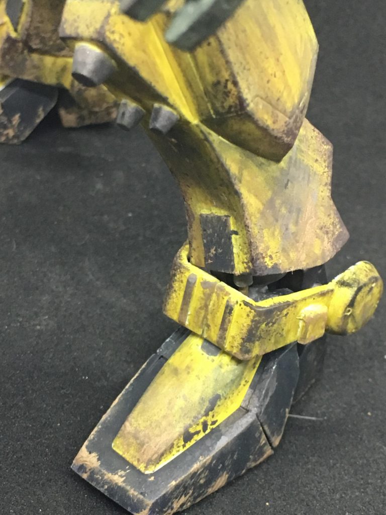 脚部アップ元々一体化していたガード部分を切り離しで加工しています、足自体もなんかスマートすぎたので一ミリプラ板を巻いてボリュームアップしています。
チラっとシリンダーが見えますでしょうか？
プラ棒でそれっぽく作った物を貼り付けただけです^ ^