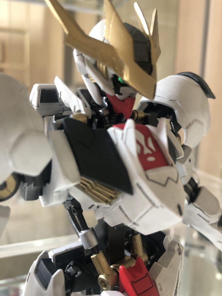 ・顎の曲面と前に出すぎな感じが好きじゃないので削って均一に
・目はホログラムシートを貼り付けその上からグロスポリマー艶出しを塗りました