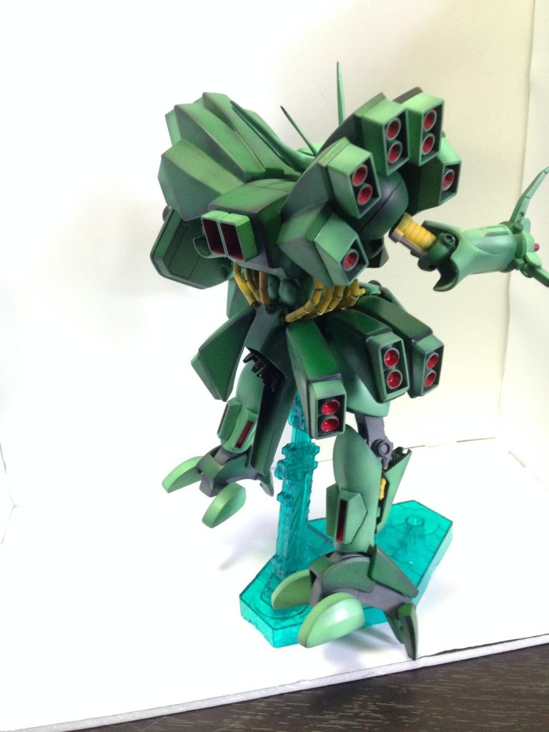 後ろ。バーニアが多いですね。