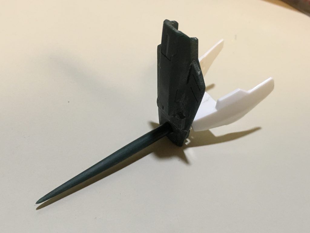 ジュリアンソードの基部をランナータグで隙間を埋めた後、
ランナーを尖らせたパーツと共に、膝パーツに取り付けています