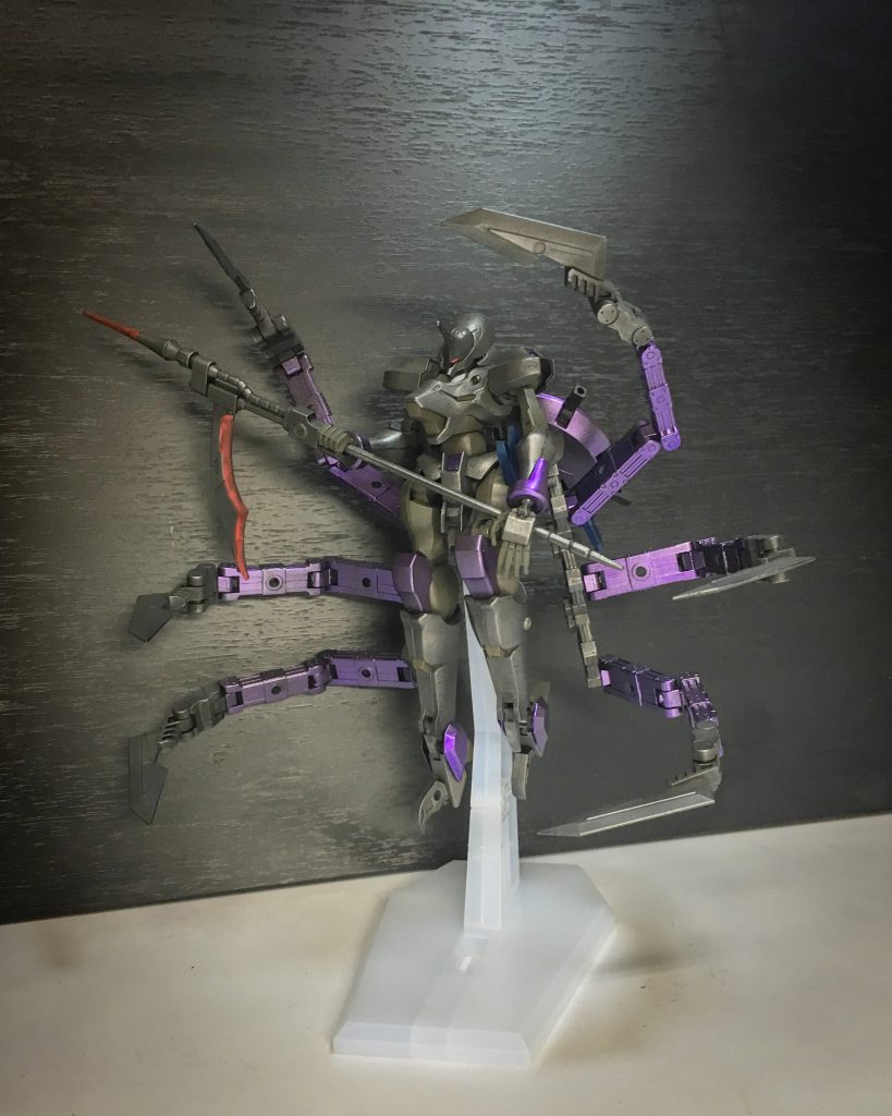 ウンギア
腰に装備された６本のアームと刃、広い攻撃範囲を持ち死角が少ない武装
血糸使用の際にも力を発揮し効率良く敵機に糸を巻き付けられる程器用に稼働する