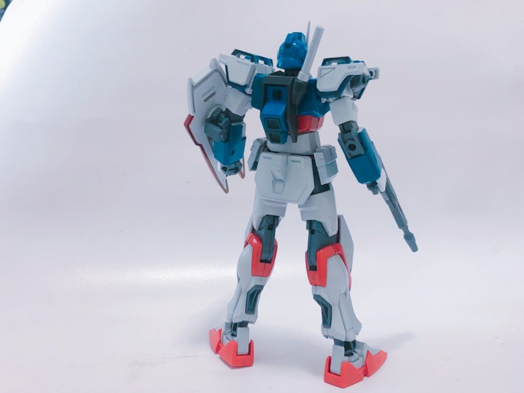 ## リアビュー
ライフル、サーベル、シールドといった標準装備を携行しています。