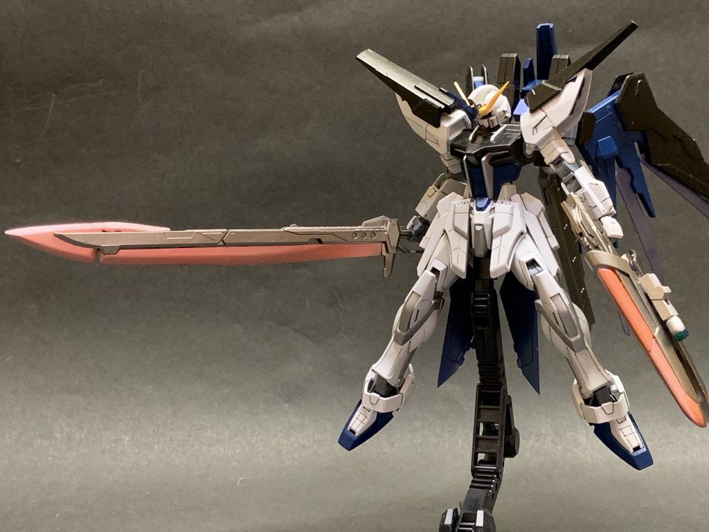 両手持ち。最後まで見て頂いてありがとうございます!ほぼほぼ自分の思い描く機体が出来て良かったです。ディティールアップやプラ板工作など初めてのことも多かったのですが、少しずつ成長出来てるかなと思える作品になりました!
良ければ評価、コメントお願いします٩(*´∀︎`*)۶