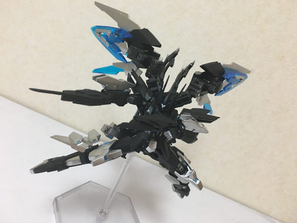 ･GN-Ωハンドガン

強力な装備であるものの、取り回しに難があるGN-Ωコンポジットライフルの代わりに取り回し易さと対密集戦用として、威力、連射性が高いGN-Ωハンドガンにはブレードが装備され、ガン=カタと呼ばれる戦法で戦闘することを主にしてる。