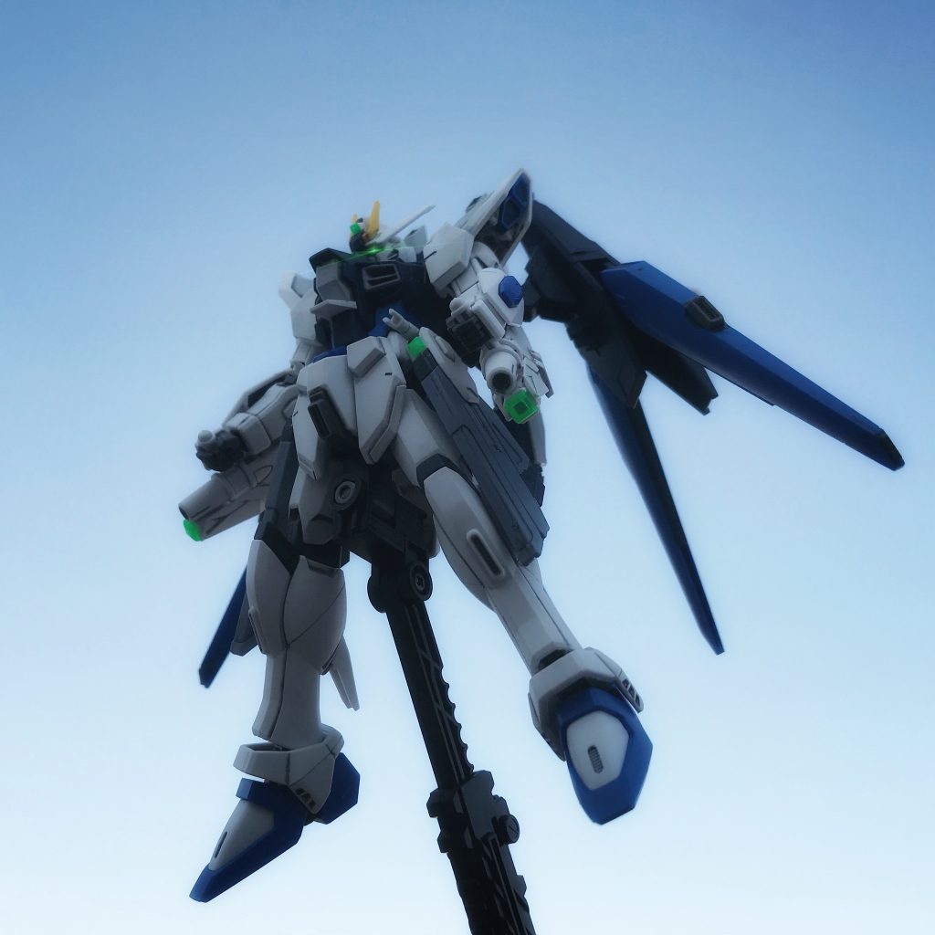 基本的にアメイジングストライクフリーダム+フリーダム+フレイムフェーダーを使用してます。
ハイマットモードは廃止、その代わり大気圏内飛行時は背中のウイングバインダーが開く形です。