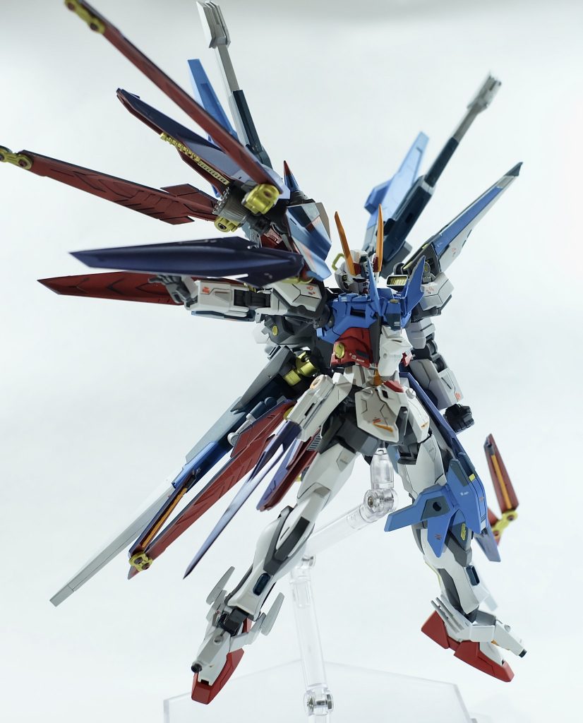 ドラグーンコートに装備されるドラグーンはラミネート装甲とPS装甲を片面ずつに配置したハイブリット装甲であり高い防御力を誇るとともに、鋭い刃を備えた実態剣でもある。