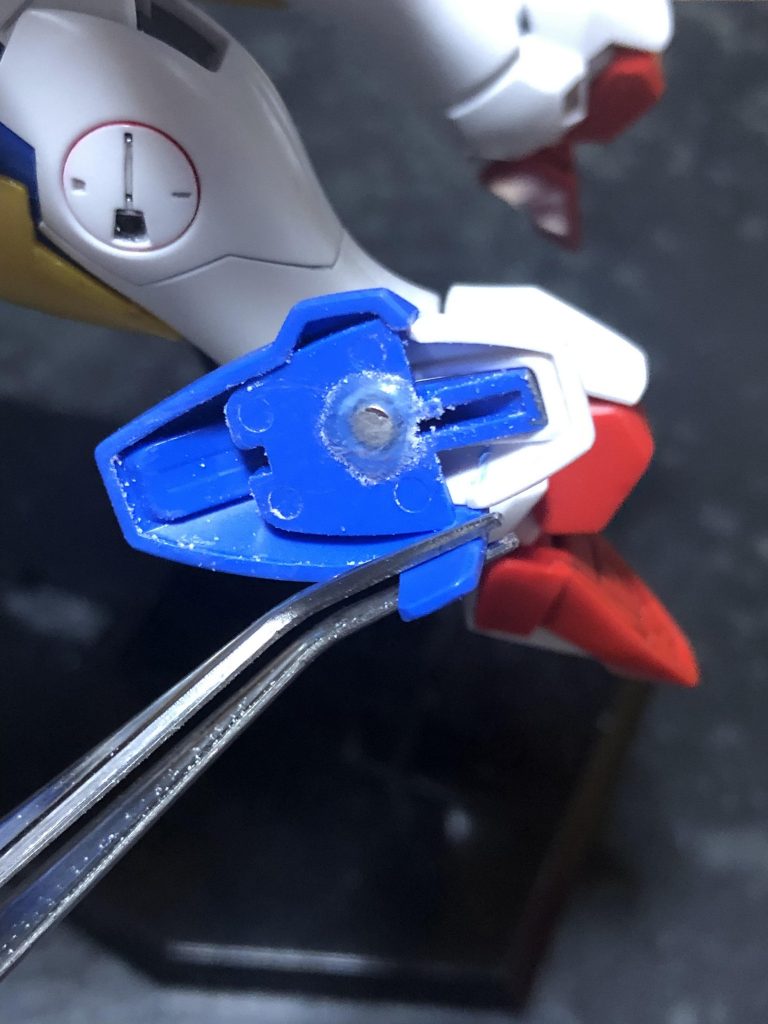 脚部パーツの加工です。ハードポイントの裏側にも磁石を仕込んであります。これだけだとクルクル回ってしまったので、この後ハードポイントに引っかかるように突起も付けました。