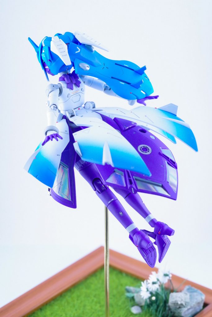 スカート裏にメタルパーツやフィニッシュシートで内部構造を簡単に表現