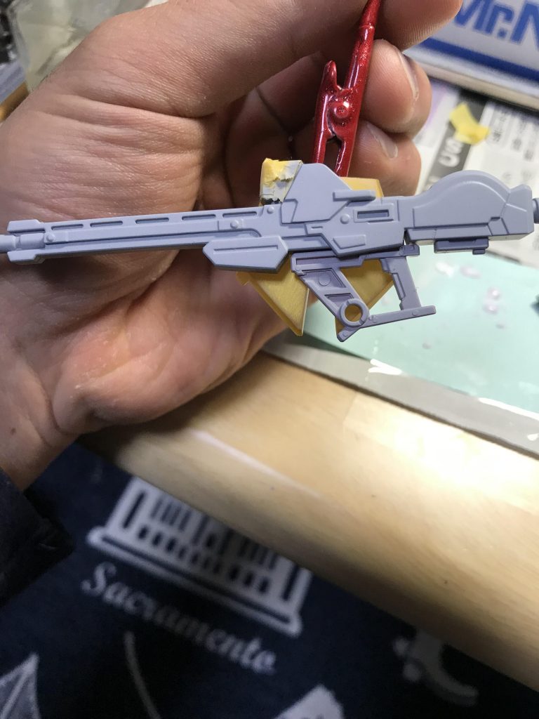 ライフルの中にホチキスの針、リアスカートのパテで埋めた内部にネオジム磁石を仕込み、マウント出来るようにしました。
初めての試みでしたが、上手くできました