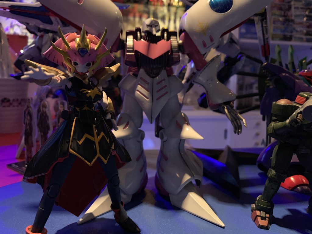 ガンダムバーで、マスターのMGキュベレイと2ショット!!