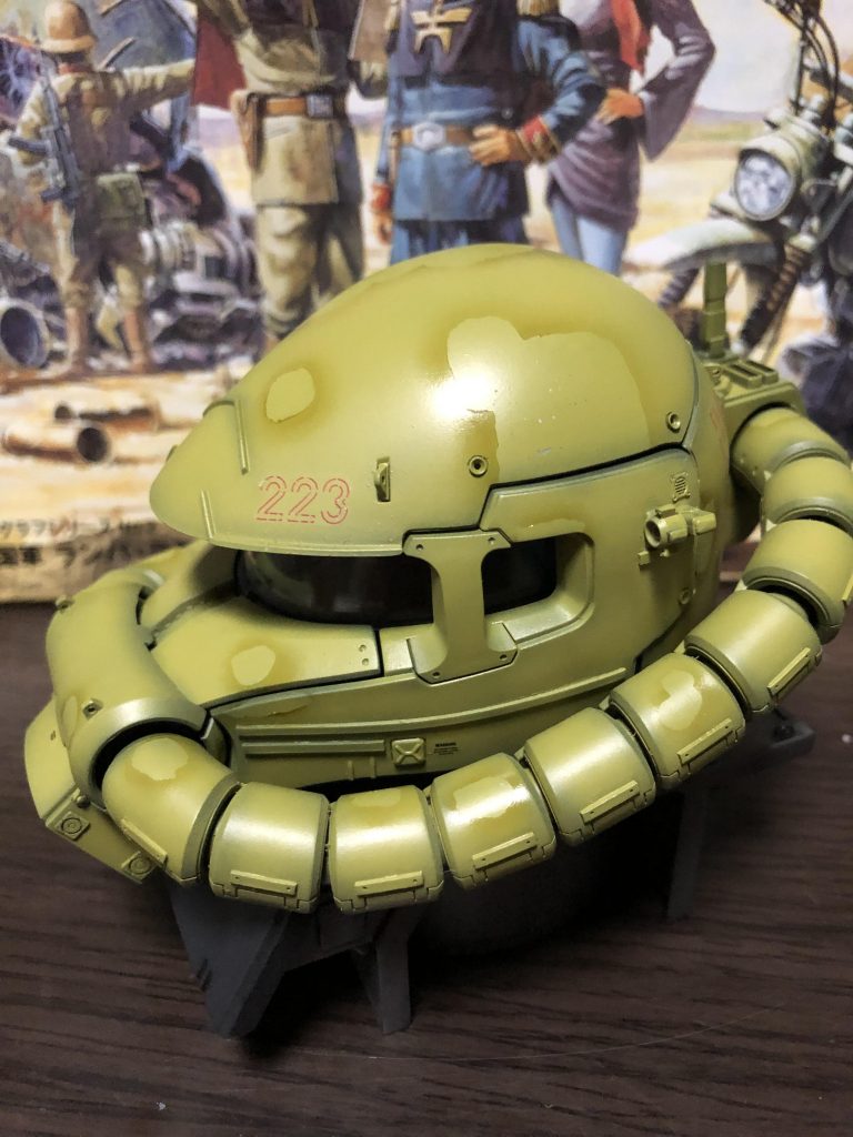 マスキングゾルをあちこちに塗りその上からイエロー、オレンジ、ブルーのクリアーカラーを軽く吹き補修後の再塗装っぽく表現しました。