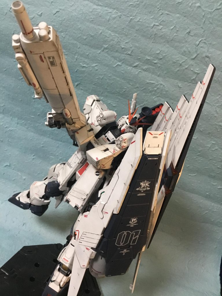 ハイパーメガライフル構え｡ ご存知の通り、重くて垂れ下がってしまう為小脇に抱えて構えています。