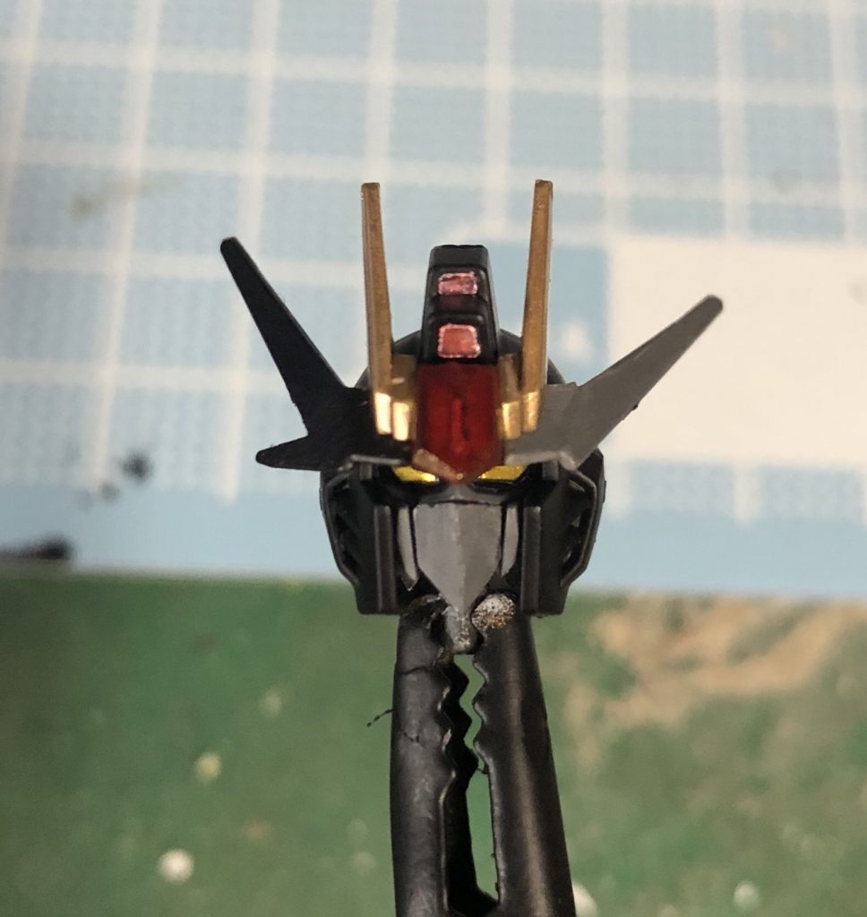 頭部のバイザーなし。
アンテナはプラ板や元のパーツの切り貼りで形状を変更。
フェイスは百式やMk-Ⅲのような顔にしました。
またバイザーの下に黄色い目がありますが、バイザーでほぼ見えなくなっちゃいました。
しかもバイザーはこの後に接着しちゃったので外せなくなっちゃいました。
せっかくの黄色い目が見えなくなるので、今後バイザー付きの機体をつくる時は、バイザーの奥が見えるようにしたいですね…。