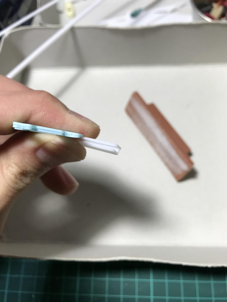 ## ②バッグクロージャーの厚みをヤスリで調節する。
バッグクロージャーの利点は約1mmのプラ板が同じ形で切り出されたものである点です。これのおかげで2枚を貼り合わせただけで、HGの手の隙間と同じ2ミリの厚さになっている為、厚さに関しては何も考えなくて大丈夫です♪( ´▽`)ヤッホー!
次の段階で3ミリのコの字プラ棒に挟む為、上手くハマるように調節しながら挟む部分だけ1ミリ程の厚さにします(^^)
*これをせず、無理矢理挟むと後でコの字プラ棒が割れます*