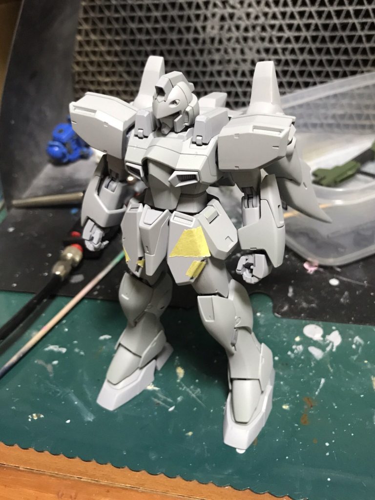 サフ萌え2。
そういえば写真残ってないし通常全く見えない位置なのですが、フロントアーマーや肩の裏打ちパーツ、装甲とフレームのピン部分切り離してネジみたいなディテールにしてみました。まあ単純に分解しやすくするようにピンを切り離したあとで接続穴を埋めるために追加したディテールなのですが、全く見えないので省略しても良かったかなと思ったり。
ピンを切り離しちゃってるのでサフ段階ではマスキングで仮止めしてます。