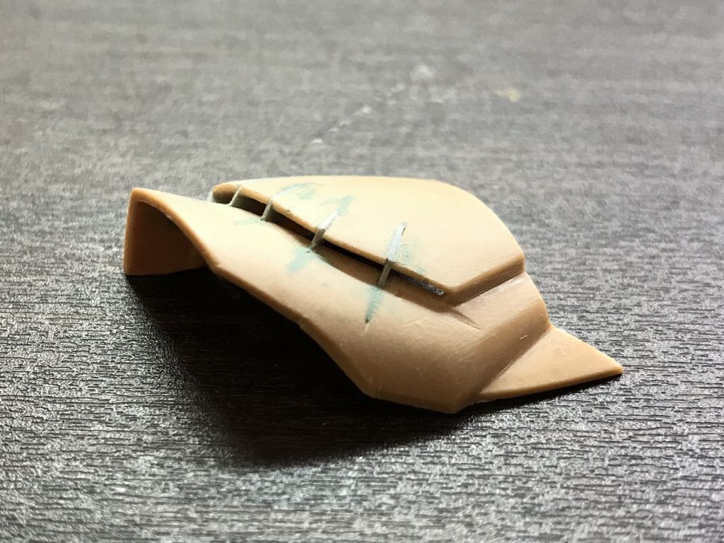 ふくらはぎ。切れ目を入れてプラ板を差し込み、隙間をパテ埋めで形成。