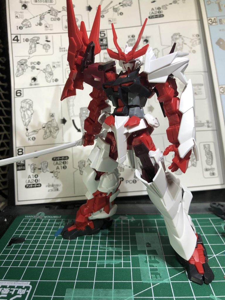 初期の構想段階です。
正直、このカラーリングでもかっこいいですね。
ここではまだ肩に鬼が付いています。
この時に鬼をつけたままにするか、外すかすごい悩みました。