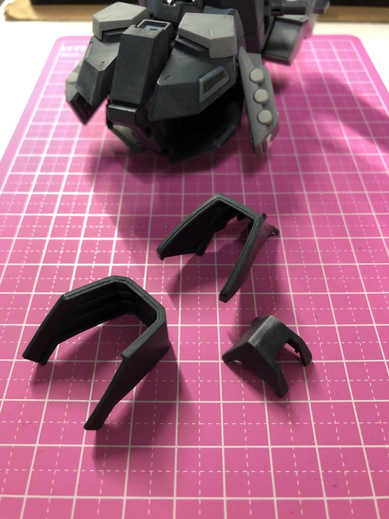 これもほとんど見えませんが、脚部の装甲の一部に段落ちモールドを仕込んであります。