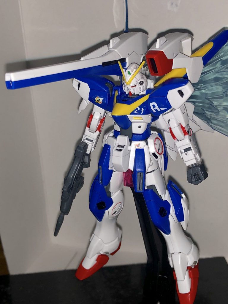 V2バスターガンダム。
当初は部分塗装とスミ入れのみで組もうと思っていたのですが、バスターパーツの基部が折れてしまったので、先人たちの改修を参考にさせていただき、MGのようにミノフスキードライブ の上から被せる形にしました。
また、腰と脚部のマイクロミサイルポッドは磁石で換装できるようにしてあります。
