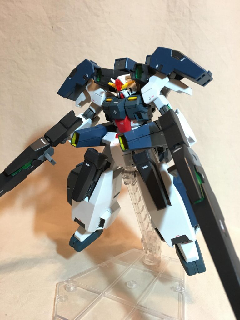 デカールは市販の物を貼っています。ソレスタルビーイングのデカールを肩なり脛に貼りたかったです。