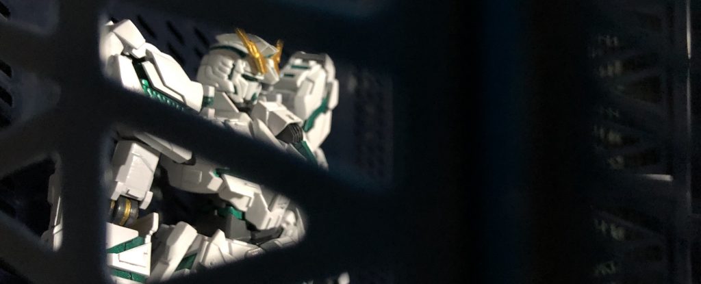 コンテナ越しのガンダム