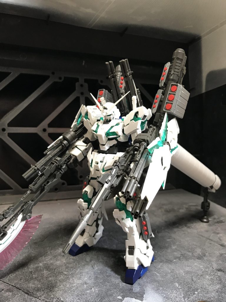 塗装前の素組みです。当たり前ですが、改めて見比べたら完成品と全然違いますね。