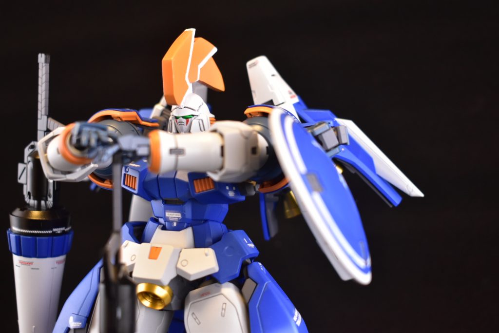 目元の赤は筆で一発勝負で描きました
ツインアイのように見せたかったのでマスクの部分にエポパテをちょっと盛ってツインアイに見えるようにしました
口元もエポパテでつくったのですがみえませんね。笑