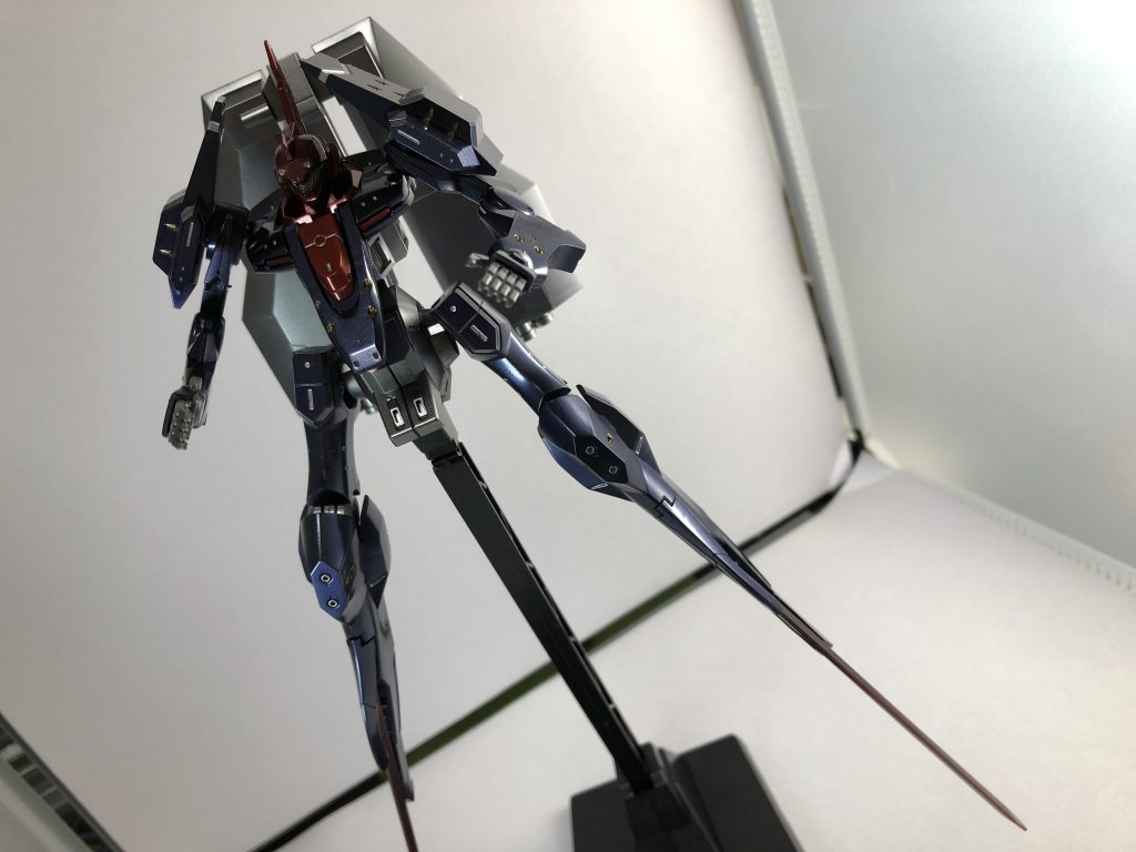 脚部に内蔵されたビームサーベルを展開！！