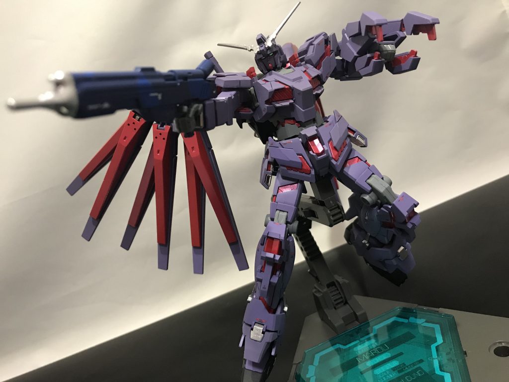 羽根が重くて自立は出来ません。台座はフルバレットのやつを使ってます